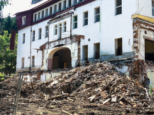 Samotný hotel byl zbourán v roce 2021