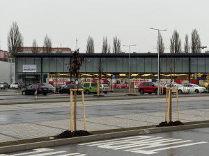 Lidi zklamala skladba obchodů v novém obchodním centru, které vzniklo místo Skleněného pekla