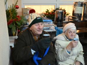 Před Čtyřlístkem opět září vánoční strom, klienti mají prosinec nabitý akcemi