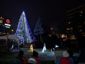 Před Čtyřlístkem opět září vánoční strom, klienti mají prosinec nabitý akcemi