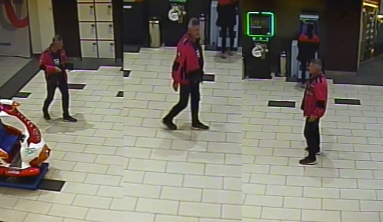 Policie by si chtěla promluvit o odcizených bankovkách s neznámým mužem na snímcích z bezpečnostní kamery