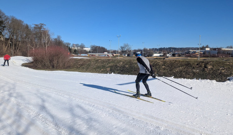 Na Vysočině jsou místy upravené stopy pro běžkaře, vlekaři vyrábějí sníh