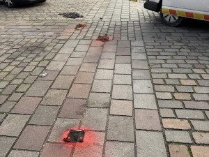 Němečtí fotbaloví fanoušci řádí v ulicích, posprejovali i zlacenou kašnu na náměstí