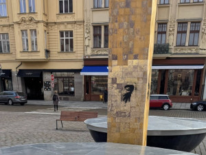 Němečtí fotbaloví fanoušci řádí v ulicích, posprejovali i zlacenou kašnu na náměstí