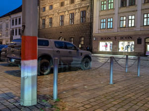 Němečtí fotbaloví fanoušci řádí v ulicích, posprejovali i zlacenou kašnu na náměstí