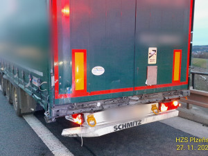 Těžká nehoda ochromila dálnici D5. Dvě zraněné osoby vyprošťovali hasiči 14 minut