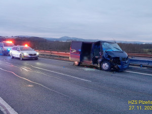 Těžká nehoda ochromila dálnici D5. Dvě zraněné osoby vyprošťovali hasiči 14 minut