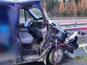 Těžká nehoda ochromila dálnici D5. Dvě zraněné osoby vyprošťovali hasiči 14 minut