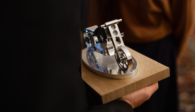 Student daroval prezidentovi motorku, model vyfrézoval ze slitiny hliníku