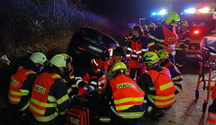 Těžká nehoda ochromila dálnici D5. Dvě zraněné osoby vyprošťovali hasiči 14 minut