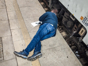 Německý fotbalový fanoušek málem přišel o hlavu na vlakovém nádraží v Plzni