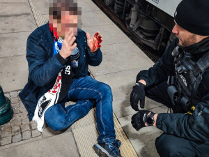 Německý fotbalový fanoušek málem přišel o hlavu na vlakovém nádraží v Plzni