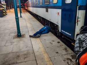 Německý fotbalový fanoušek málem přišel o hlavu na vlakovém nádraží v Plzni