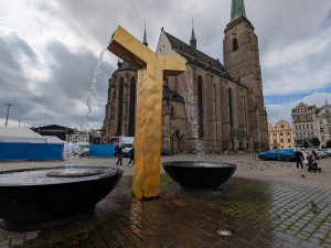 Poničené kašny na náměstí Republiky potřebují opravy. Jaký je postoj politiků?