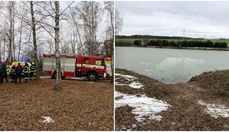 Chlapec se propadl ledem do mrazivé vody, zachránili ho kamarádi