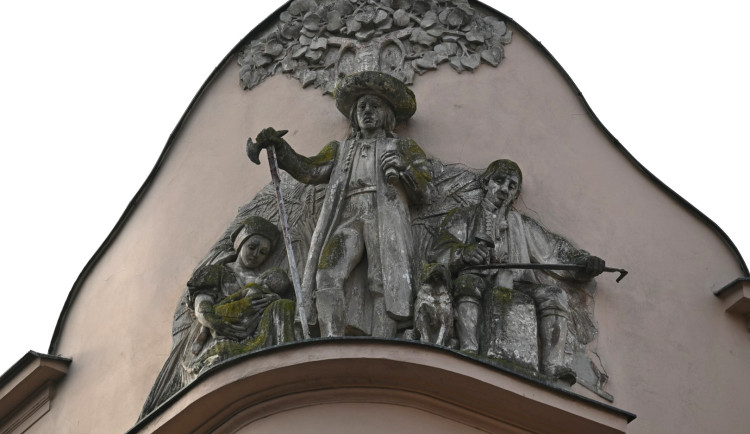 V Plzni připomíná Kozinu například reliéf v arkádě rohového domu na Chodském náměstí.