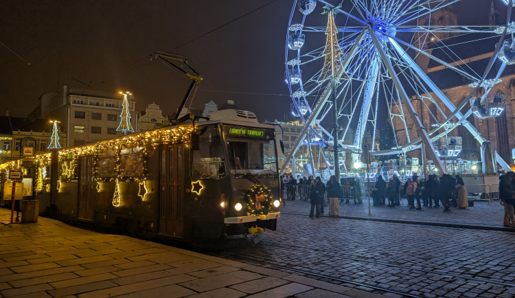 Po kolejích jede chaloupka, plzeňská vánoční tramvaj prošla největší změnou v historii