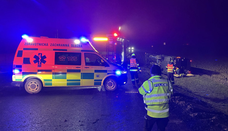 U Kokor večer havaroval mikrobus se čtrnácti lidmi. Šest osob je zraněných, řidič jel rychle