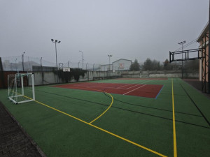 Fasáda historické budovy chlapecké školy září novotou, změnou prošlo i zázemí v hale