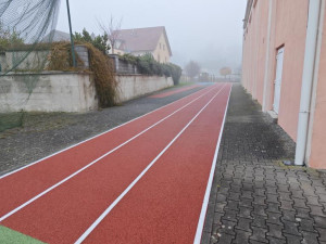 Fasáda historické budovy chlapecké školy září novotou, změnou prošlo i zázemí v hale