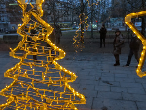 Po kolejích jede chaloupka, plzeňská vánoční tramvaj prošla největší změnou v historii