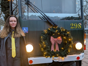 Po kolejích jede chaloupka, plzeňská vánoční tramvaj prošla největší změnou v historii