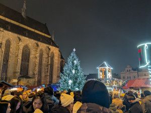 Vánoční strom už září pod katedrálou, rozsvícení sledovalo zcela zaplněné náměstí