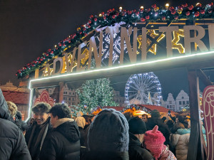 Vánoční strom už září pod katedrálou, rozsvícení sledovalo zcela zaplněné náměstí