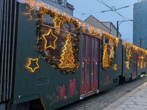 ANKETA: Jak se vám líbí radikální proměna vánoční tramvaje? Známkujte jako ve škole