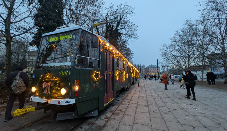 Po kolejích jede chaloupka, plzeňská vánoční tramvaj prošla největší změnou v historii