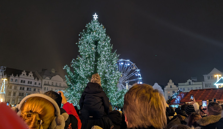 Vánoční strom už září pod katedrálou, rozsvícení sledovalo zcela zaplněné náměstí