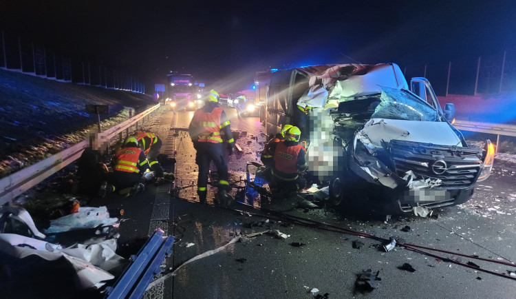 Vážná nehoda na D48: dodávka narazila do kamionu, dva muži jsou v kritickém stavu