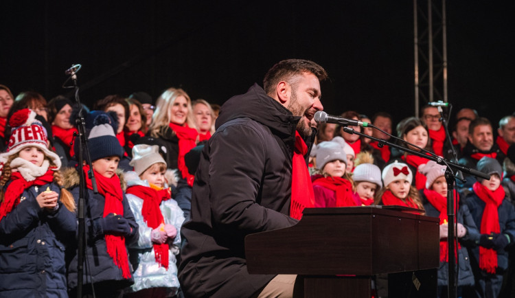 Neobyčejný začátek adventu v malé obci, zazpíval jim tam Marek Ztracený
