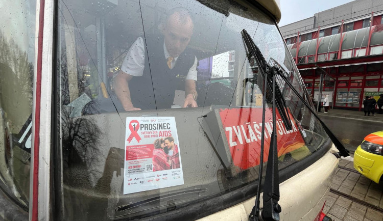 Dopravní podnik znovu vypravil osvětovou tramvaj. Upozorňuje na HIV a další infekce