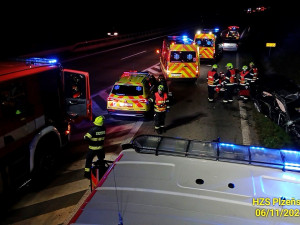 Nejhorší listopadová havárie se stala na sjezdu z dálnice D5. Dva lidé tehdy zahynuli, další tři utrpěli těžká zranění.