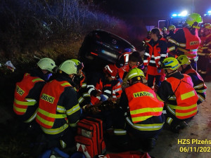 Nejhorší listopadová havárie se stala na sjezdu z dálnice D5. Dva lidé tehdy zahynuli, další tři utrpěli těžká zranění.