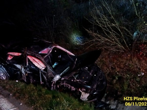 Nejhorší listopadová havárie se stala na sjezdu z dálnice D5. Dva lidé tehdy zahynuli, další tři utrpěli těžká zranění.