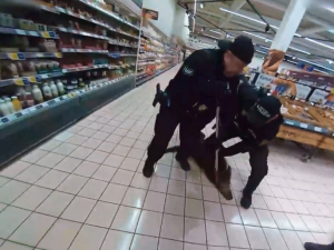 Divočák vtrhl mezi lidi do nákupního centra. Akční zákrok strážníků zachytila kamera