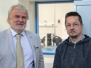Tým ZČU Jiří Masopust a Ivo Veřtát se satelitem (v pozadí)