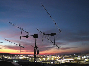 Anténa na ZČU, která přijímá a vysílá komunikaci se VZLUSAT-2