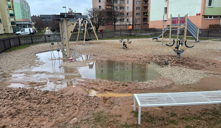 V Dubenské ulici prasklo vodovodní potrubí, oprava uzavřela dětské hřiště