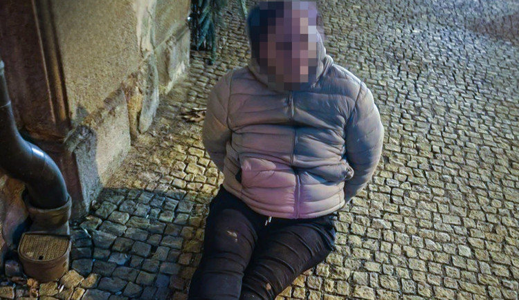 Velmi agresivní žena skončila na chodníku se zdvojenými pouty na rukou