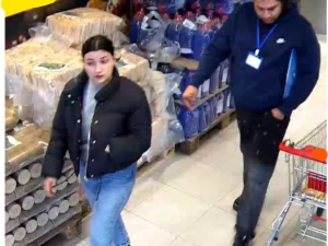 Policie pátrá po totožnosti této dvojice