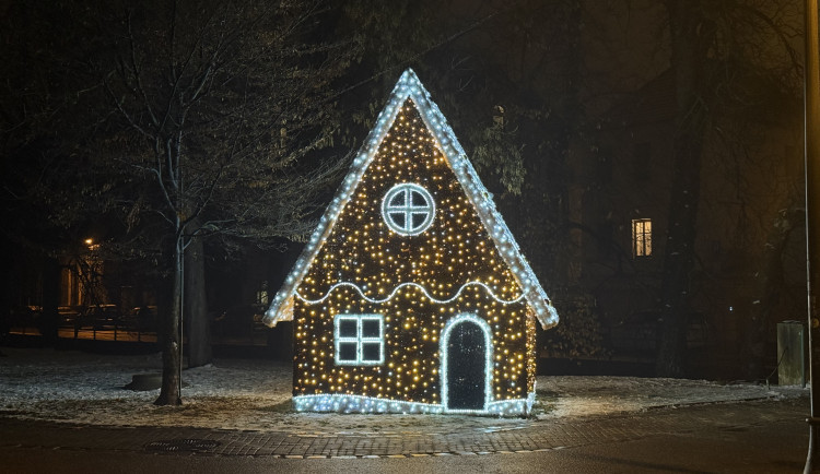 Spory kvůli perníkové chaloupce. Francouzský originál, tvrdí radnice. Předražený nevkus, míní opozice