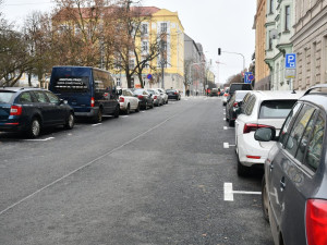 Na Husovo náměstí se opět vrátí doprava, opravy za 40 milionů mají zvýšit bezpečnost