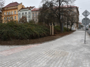 Na Husovo náměstí se opět vrátí doprava, opravy za 40 milionů mají zvýšit bezpečnost