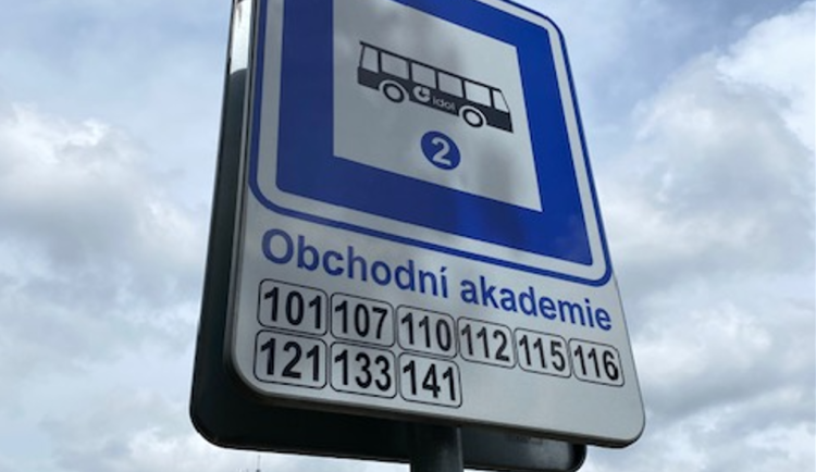 Dívenka nastoupila v Jablonci cestou na hudebku do špatného autobusu, pomohli strážníci