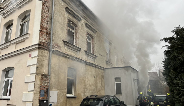 Na Chebsku při požáru rodinného domu zemřel muž