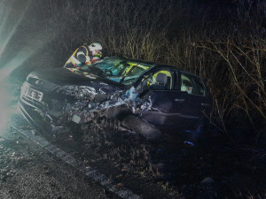 Opilý a zfetovaný řidič narazil do protijedoucího auta, náraz ho odhodil na střechu