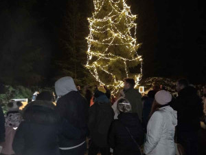 Davy lidí přišly na slavnostní zahájení vánoční stezky